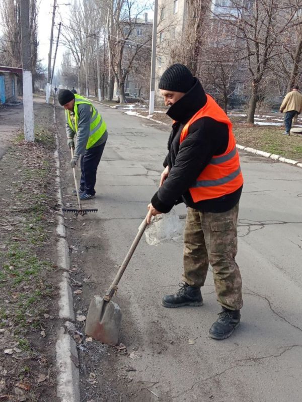 Силами коммунальных предприятий были проделаны работы по наведению чистоты и порядка на территории г. Моспино: Силами коммунальных предприятий были проделаны работы по наведению чистоты и порядка на территории г. Моспино: