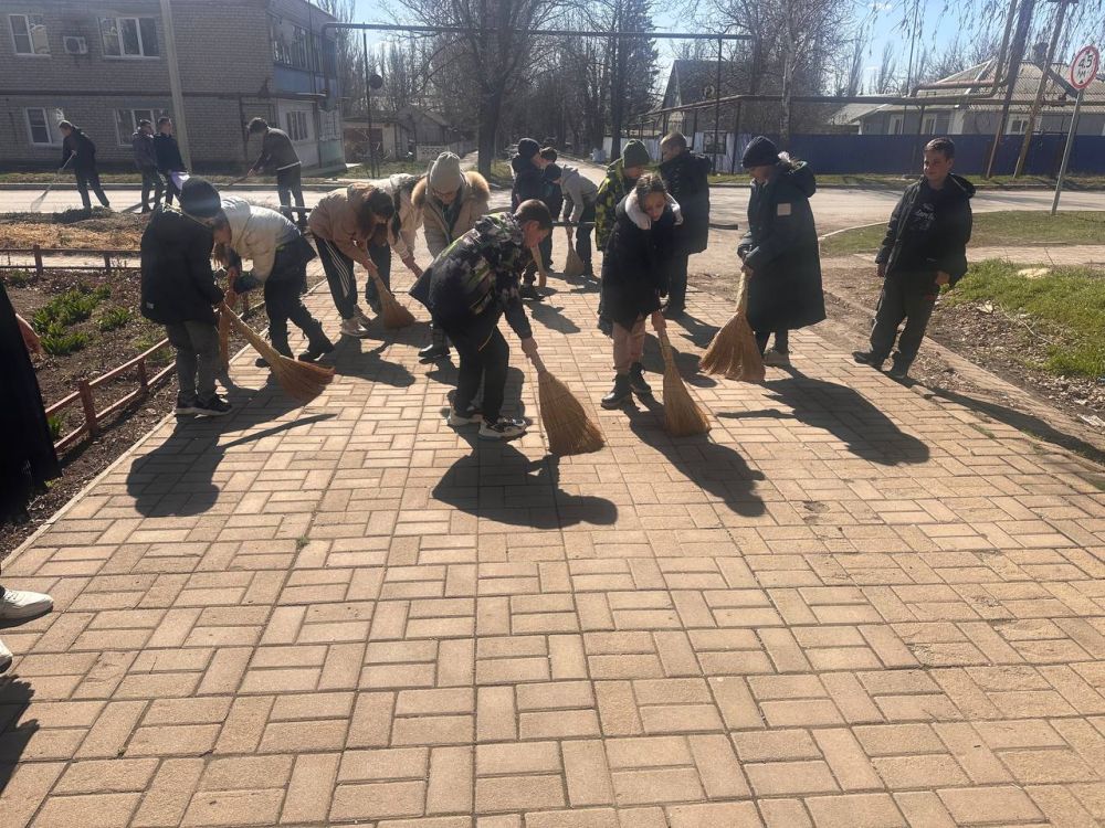 В рамках акции «Чистый четверг» в Тельмановской гимназии прошел субботник, в котором приняли участие педагоги, обучающиеся и техперсонал гимназии В рамках акции «Чистый четверг» в Тельмановской гимназии прошел субботник, в котором приняли участие педагоги, обучающиеся и техперсонал гимназии
