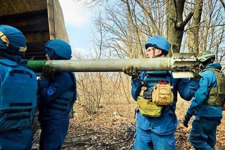 Шаг за шагом к мирной жизни: полиция и МЧС обезвреживают боеприпасы на освобожденных территориях ДНР Шаг за шагом к мирной жизни: полиция и МЧС обезвреживают боеприпасы на освобожденных территориях ДНР