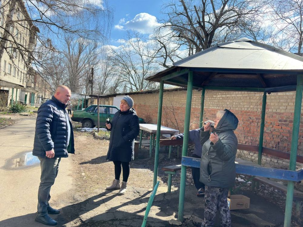 Сход граждан. Сегодня, 20 марта, заместитель главы администрации городского округа Иловайск Кузнецов Александр Васильевич провел встречу с населением на подведомственной территории администрации городского округа Иловайск... Сход граждан. Сегодня, 20 марта, заместитель главы администрации городского округа Иловайск Кузнецов Александр Васильевич провел встречу с населением на подведомственной территории администрации городского округа Иловайск...