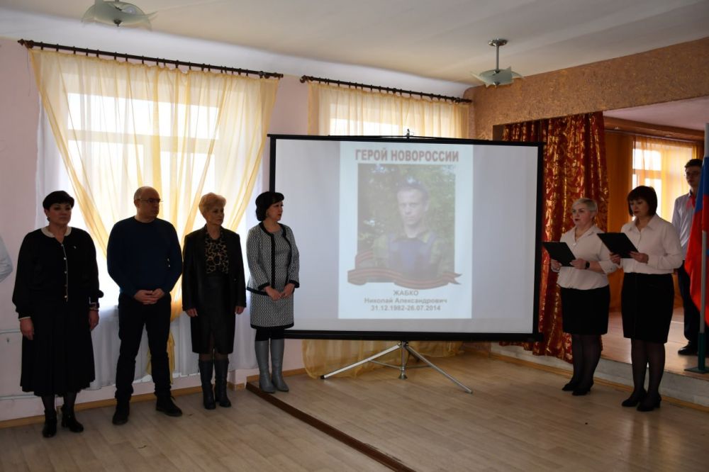 Память героя живет в сердцах: В Дебальцевской школе открыли «Парту героя» Николая Жабко Память героя живет в сердцах: В Дебальцевской школе открыли «Парту героя» Николая Жабко