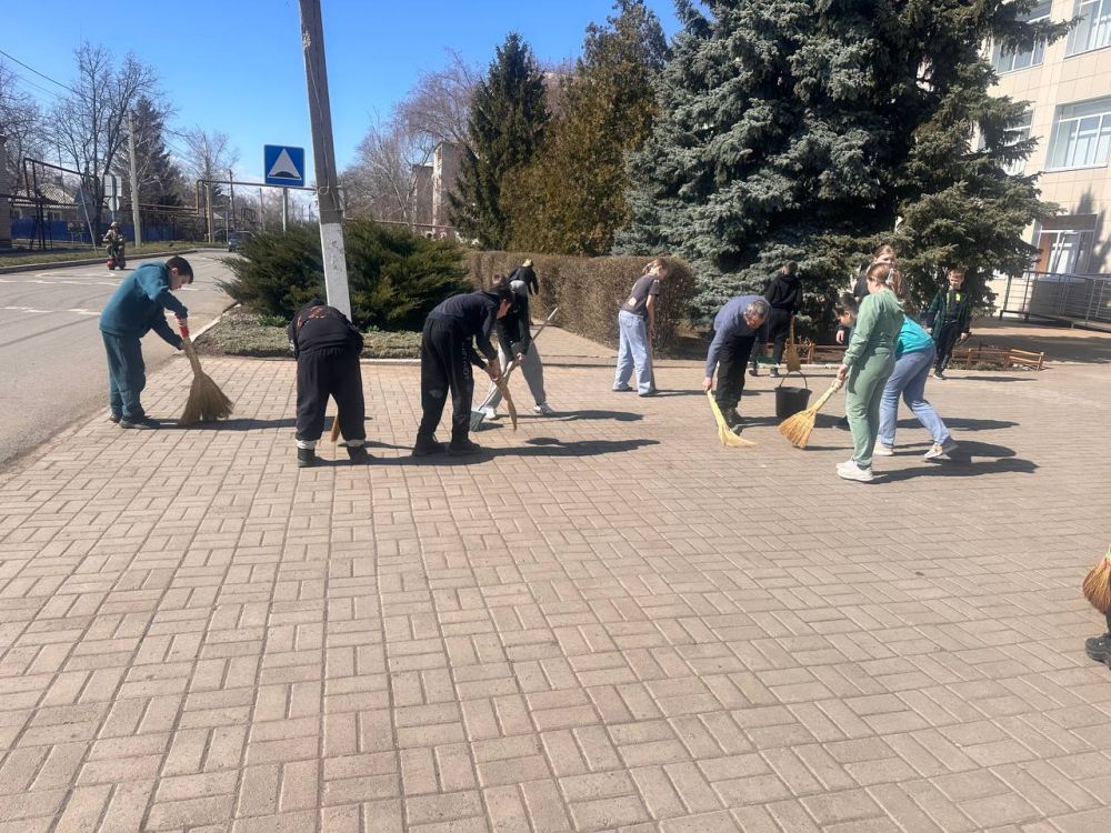 В рамках акции «Чистый четверг» в Тельмановской гимназии прошел субботник, в котором приняли участие педагоги, обучающиеся и техперсонал гимназии В рамках акции «Чистый четверг» в Тельмановской гимназии прошел субботник, в котором приняли участие педагоги, обучающиеся и техперсонал гимназии
