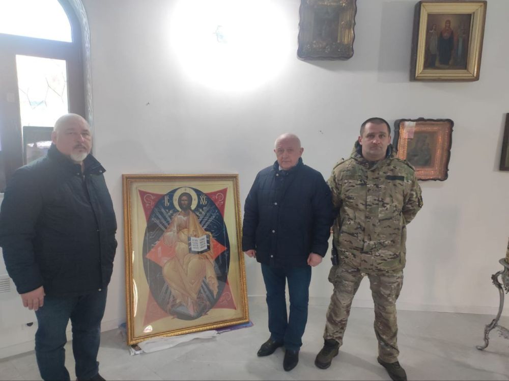 Руководство Администрации Новоазовского муниципального округа передало три иконы, предоставленные при содействии Парламентского центра "Комплексная защита Отечества" и волонтерских организаций, в храм села Безыменное, а... Руководство Администрации Новоазовского муниципального округа передало три иконы, предоставленные при содействии Парламентского центра "Комплексная защита Отечества" и волонтерских организаций, в храм села Безыменное, а...