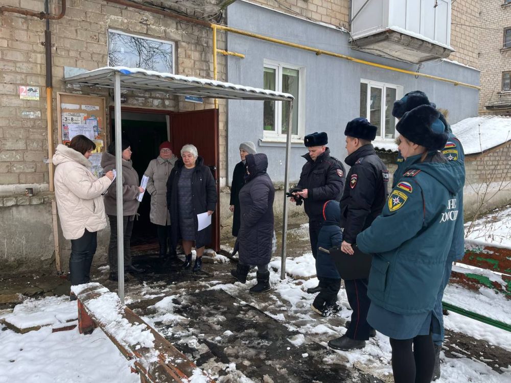 Вчера, 19 марта, заместитель главы Администрации муниципального образования городской округ Харцызск Виктория Рогожина, провела встречу с жителями города Харцызск, ул. Сеченова, д. 7 Вчера, 19 марта, заместитель главы Администрации муниципального образования городской округ Харцызск Виктория Рогожина, провела встречу с жителями города Харцызск, ул. Сеченова, д. 7