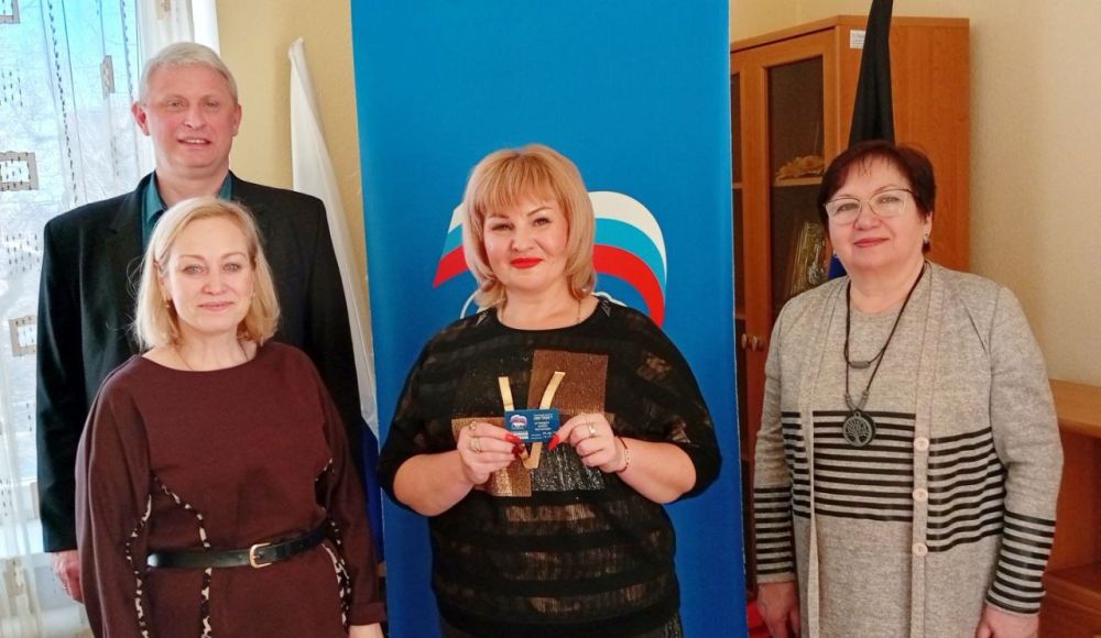 Наталья Бегуненко: В Петровском районе г. Донецка продолжается вручение партийных билетов новым партийцам «ЕДИНОЙ РОССИИ» Наталья Бегуненко: В Петровском районе г. Донецка продолжается вручение партийных билетов новым партийцам «ЕДИНОЙ РОССИИ»
