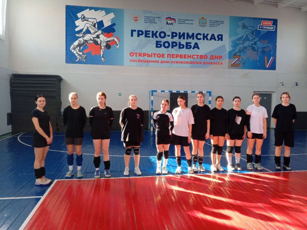 В Снежном состоялся II этап Спартакиады по волейболу среди девушек В Снежном состоялся II этап Спартакиады по волейболу среди девушек