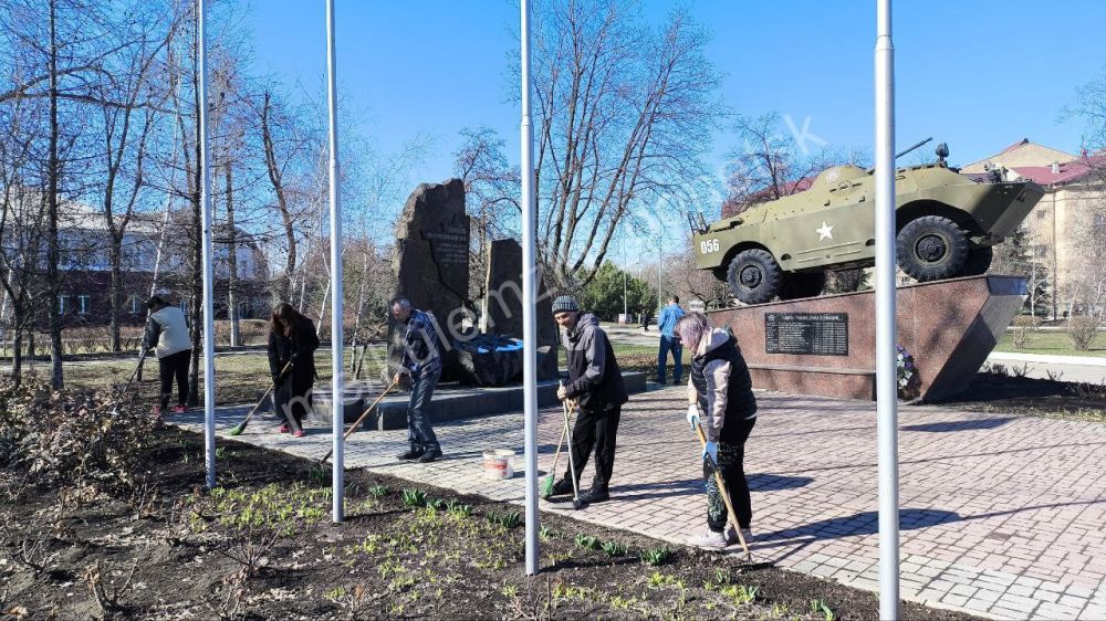 Алексей Кулемзин: Сотрудники учреждений культуры и образования, управления по физической культуре и спорту, Дворца спорта «Шахтёр», а также управления молодёжной политики администрации городского округа Донецк совместно с... Алексей Кулемзин: Сотрудники учреждений культуры и образования, управления по физической культуре и спорту, Дворца спорта «Шахтёр», а также управления молодёжной политики администрации городского округа Донецк совместно с...