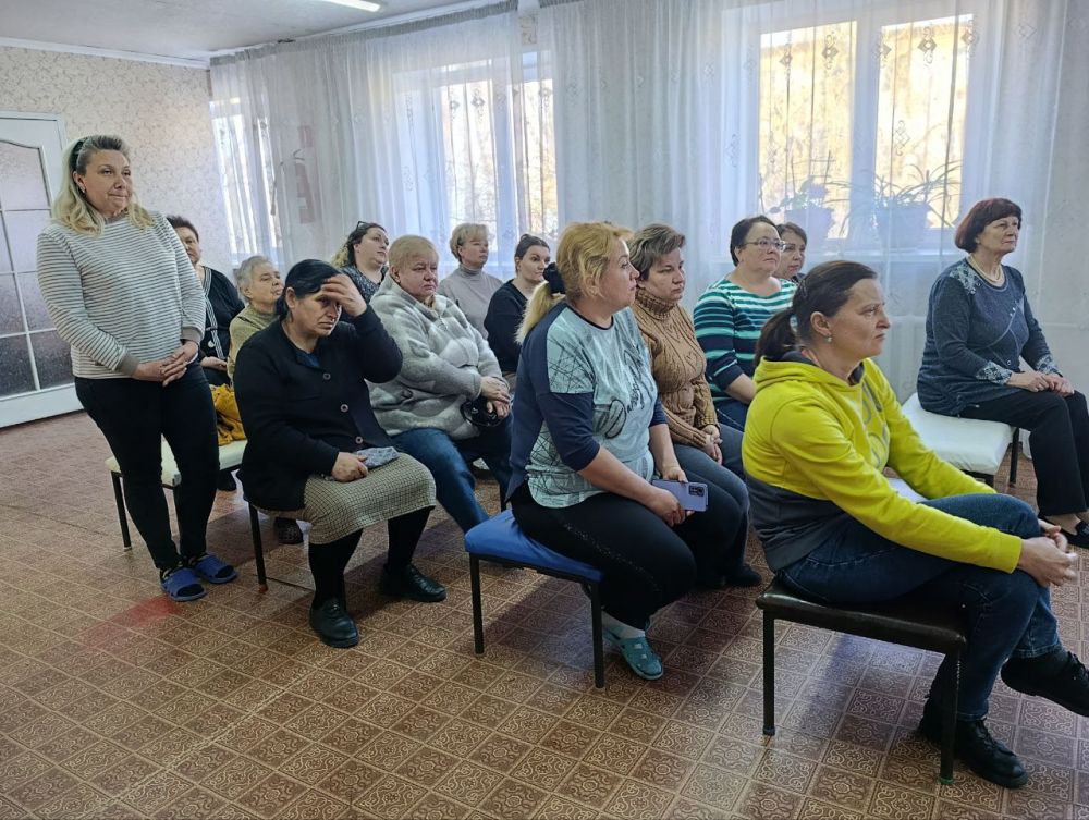 Руководитель Управы Куйбышевского внутригородского района Иван Адамец и депутаты Донецкого городского совета Алексей Ковровский, Валерий Солодовников провели встречу с трудовым коллективом «Детского сад № 157... Руководитель Управы Куйбышевского внутригородского района Иван Адамец и депутаты Донецкого городского совета Алексей Ковровский, Валерий Солодовников провели встречу с трудовым коллективом «Детского сад № 157...