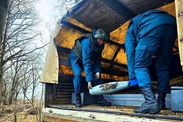 Шаг за шагом к мирной жизни: полиция и МЧС обезвреживают боеприпасы на освобожденных территориях ДНР Шаг за шагом к мирной жизни: полиция и МЧС обезвреживают боеприпасы на освобожденных территориях ДНР