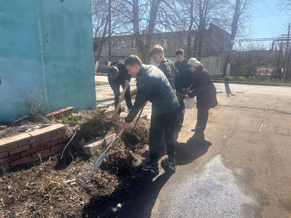В рамках акции «Чистый четверг» в Тельмановской гимназии прошел субботник, в котором приняли участие педагоги, обучающиеся и техперсонал гимназии В рамках акции «Чистый четверг» в Тельмановской гимназии прошел субботник, в котором приняли участие педагоги, обучающиеся и техперсонал гимназии