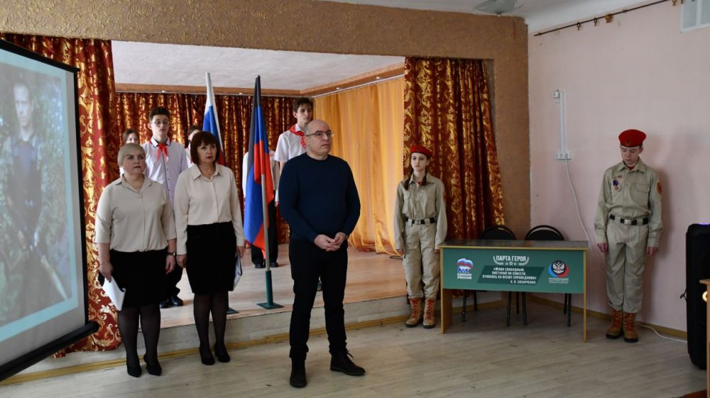 Память героя живет в сердцах: В Дебальцевской школе открыли «Парту героя» Николая Жабко Память героя живет в сердцах: В Дебальцевской школе открыли «Парту героя» Николая Жабко
