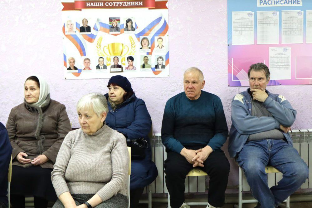 Валентина Харлашка: 19 марта совместно с заместителем главы Администрации городского округа Ириной Сидякиной, провела встречу с жителями города в МБУК «Детско-юношеская спортивная школа №1 г.Макеевка» Валентина Харлашка: 19 марта совместно с заместителем главы Администрации городского округа Ириной Сидякиной, провела встречу с жителями города в МБУК «Детско-юношеская спортивная школа №1 г.Макеевка»