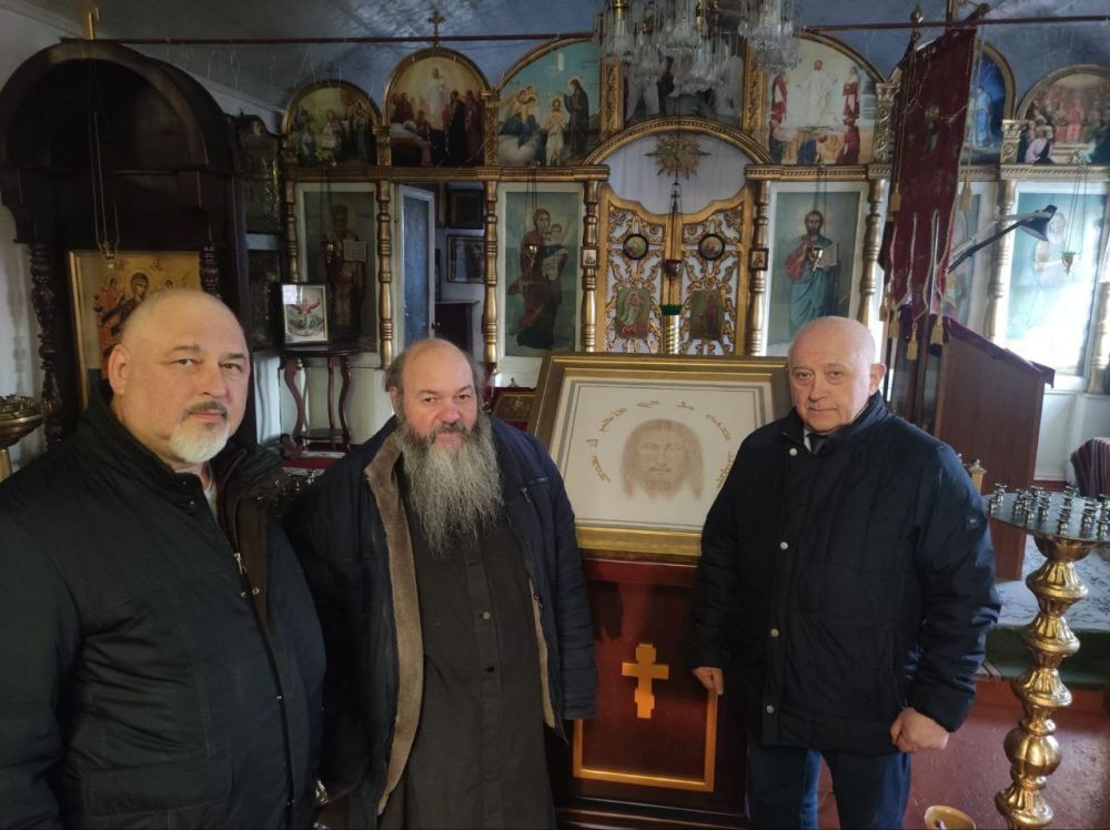 Руководство Администрации Новоазовского муниципального округа передало три иконы, предоставленные при содействии Парламентского центра "Комплексная защита Отечества" и волонтерских организаций, в храм села Безыменное, а... Руководство Администрации Новоазовского муниципального округа передало три иконы, предоставленные при содействии Парламентского центра "Комплексная защита Отечества" и волонтерских организаций, в храм села Безыменное, а...
