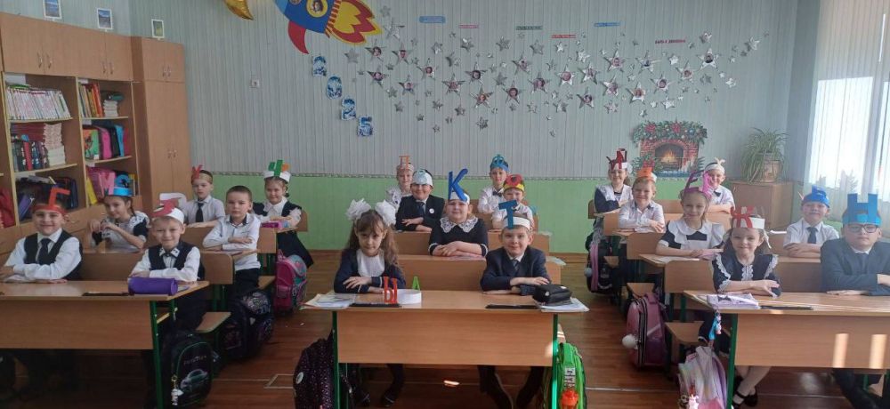 Сегодня, для учеников 1-А класса Тельмановской гимназии прошёл праздник "Прощание с Азбукой и посвящение в читатели школьной библиотеки" Сегодня, для учеников 1-А класса Тельмановской гимназии прошёл праздник "Прощание с Азбукой и посвящение в читатели школьной библиотеки"