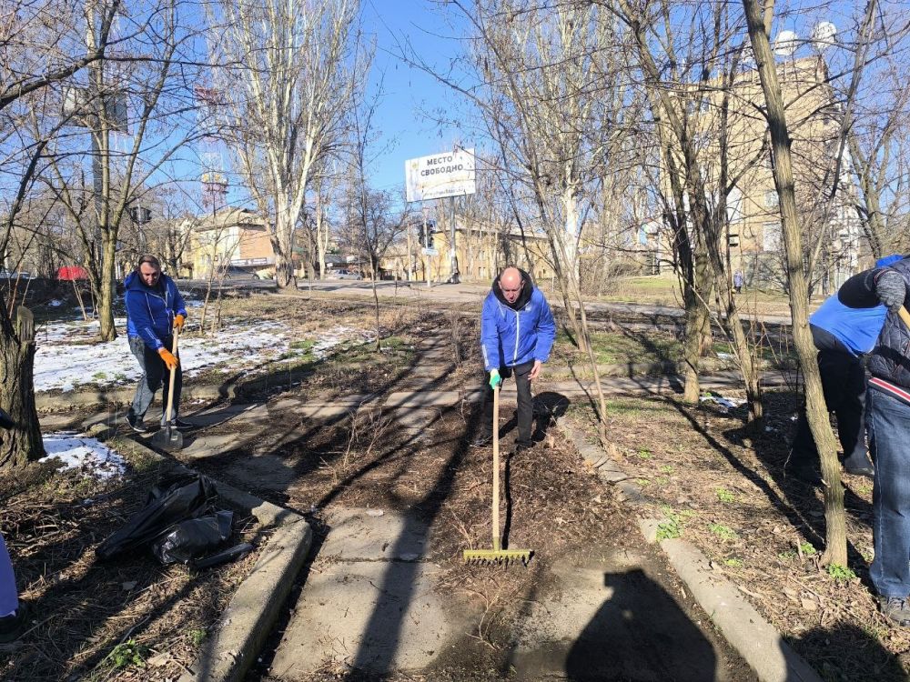 Сегодня, 20 марта, в Ленинском внутригородском районе г. Донецка в рамках проекта ВПП «Единая Россия» «Городская среда» прошел единый санитарный день «Чистый четверг» Сегодня, 20 марта, в Ленинском внутригородском районе г. Донецка в рамках проекта ВПП «Единая Россия» «Городская среда» прошел единый санитарный день «Чистый четверг»