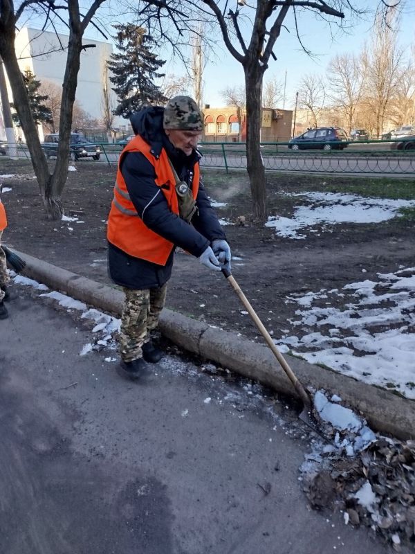 Коммунальщики Снежного благоустраивают территории общего пользования Коммунальщики Снежного благоустраивают территории общего пользования