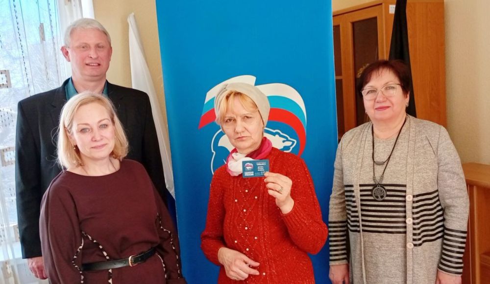 Наталья Бегуненко: В Петровском районе г. Донецка продолжается вручение партийных билетов новым партийцам «ЕДИНОЙ РОССИИ» Наталья Бегуненко: В Петровском районе г. Донецка продолжается вручение партийных билетов новым партийцам «ЕДИНОЙ РОССИИ»