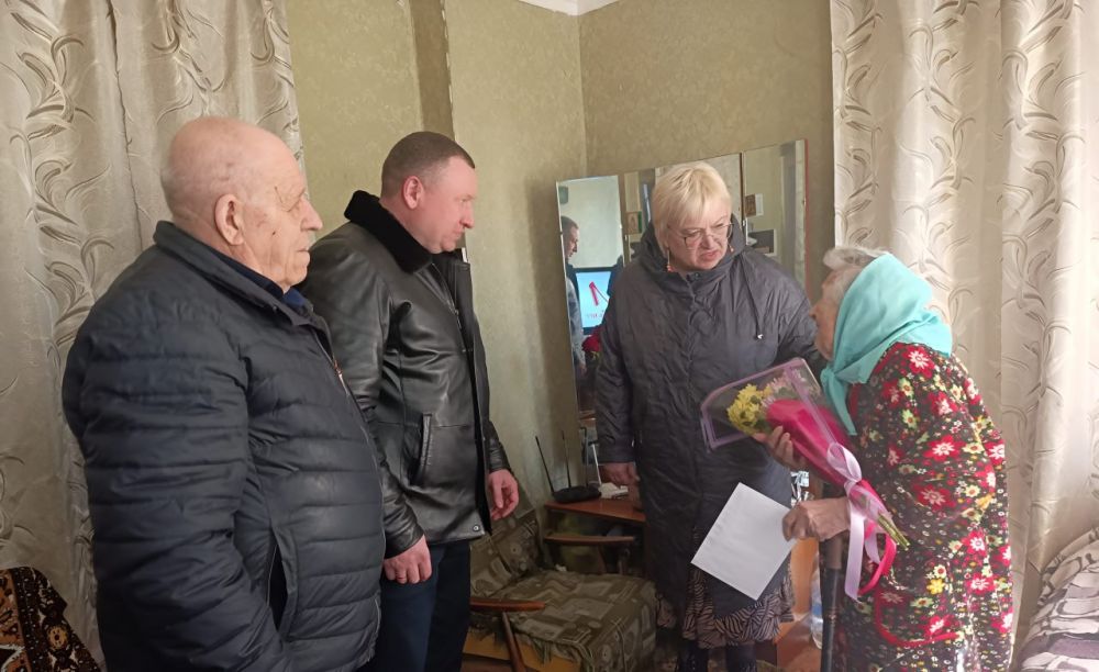 Жительницу Снежного поздравили с 100-летием Жительницу Снежного поздравили с 100-летием