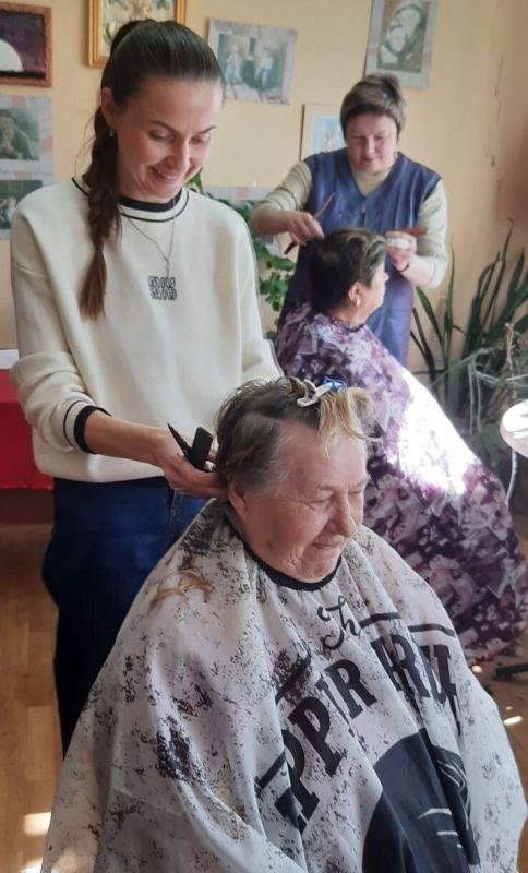 Наталья Бегуненко: В рамках проекта Единой России «Старшее поколение» в «Территориальном центре социального обслуживания (предоставления социальных услуг) Петровского района города Донецка» прошла акция «Дарим всем мы... Наталья Бегуненко: В рамках проекта Единой России «Старшее поколение» в «Территориальном центре социального обслуживания (предоставления социальных услуг) Петровского района города Донецка» прошла акция «Дарим всем мы...