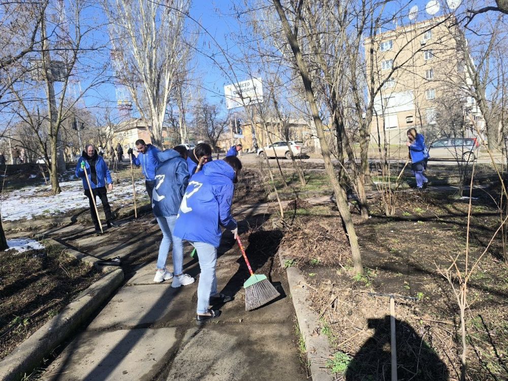 Сегодня, 20 марта, в Ленинском внутригородском районе г. Донецка в рамках проекта ВПП «Единая Россия» «Городская среда» прошел единый санитарный день «Чистый четверг» Сегодня, 20 марта, в Ленинском внутригородском районе г. Донецка в рамках проекта ВПП «Единая Россия» «Городская среда» прошел единый санитарный день «Чистый четверг»