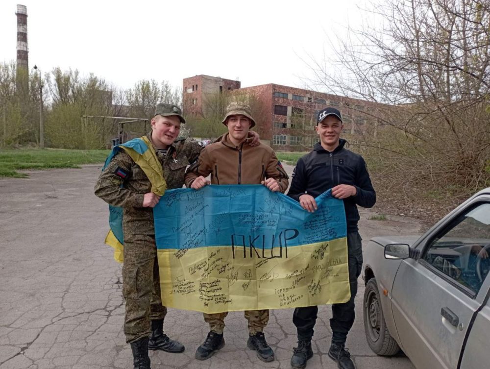 начало выше. Эта неистовая лютая троица пулеметчиков «Козырь», «Бабай» и «Лева» были отчаянными парнями. С двумя первыми вы уже давно знакомы. С Даней («Козырь») Артем дружил с детства, с Игорем («Бабай») познакомился чуть... начало выше. Эта неистовая лютая троица пулеметчиков «Козырь», «Бабай» и «Лева» были отчаянными парнями. С двумя первыми вы уже давно знакомы. С Даней («Козырь») Артем дружил с детства, с Игорем («Бабай») познакомился чуть...