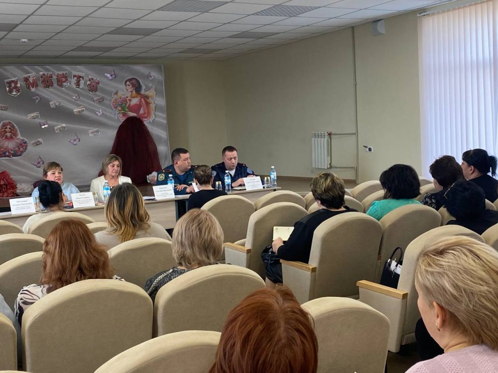 Сотрудники Госавтоинспекции проводят беседы о порядке организованных перевозок групп детей Сотрудники Госавтоинспекции проводят беседы о порядке организованных перевозок групп детей