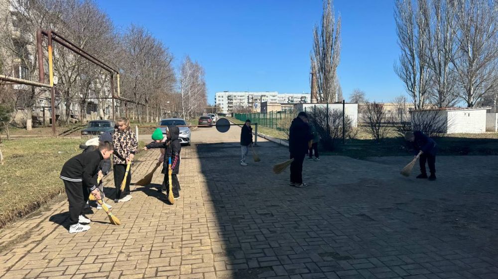 В рамках акции «Чистый четверг» в Тельмановской гимназии прошел субботник, в котором приняли участие педагоги, обучающиеся и техперсонал гимназии В рамках акции «Чистый четверг» в Тельмановской гимназии прошел субботник, в котором приняли участие педагоги, обучающиеся и техперсонал гимназии
