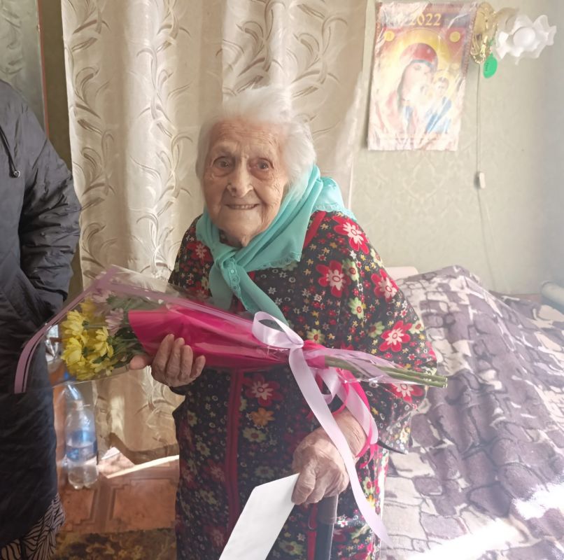 Жительницу Снежного поздравили с 100-летием Жительницу Снежного поздравили с 100-летием
