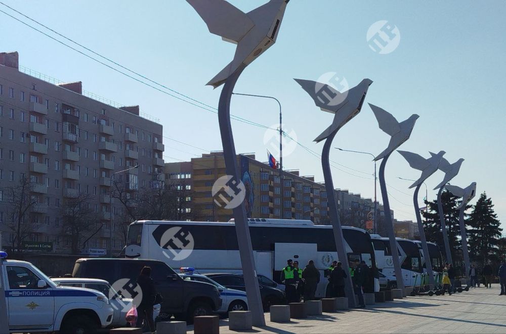 Вперёд - к незабываемым каникулам! Сегодня с площади Ленина отправились три автобуса со школьниками: по-хорошему завидуем, ведь их ждёт море новых впечатлений благодаря шефам-регионам Вперёд - к незабываемым каникулам! Сегодня с площади Ленина отправились три автобуса со школьниками: по-хорошему завидуем, ведь их ждёт море новых впечатлений благодаря шефам-регионам