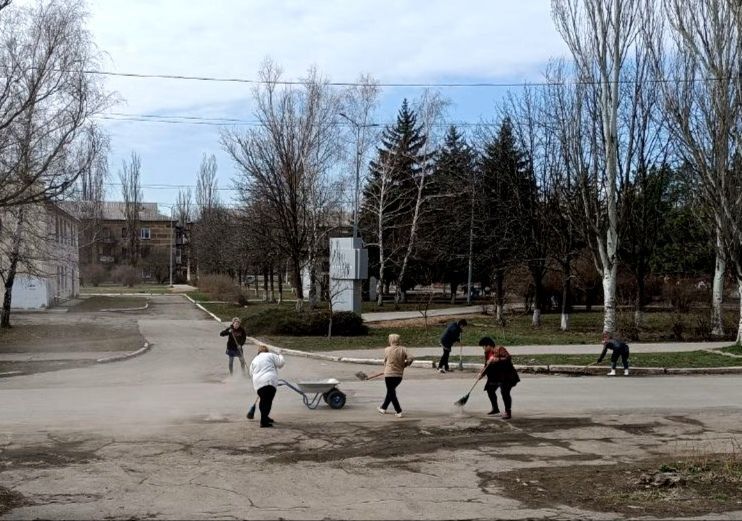 Ждановцы вышли на уборку города Ждановцы вышли на уборку города
