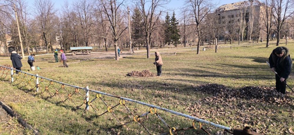 Сергей Желновач: Субботник в посёлке Новолуганское!!!!! Сергей Желновач: Субботник в посёлке Новолуганское!!!!!