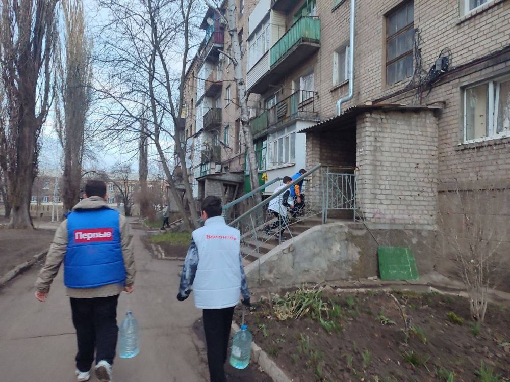 Дарить добро ежедневно. К этому стремятся активисты Движения Первых Иловайска. Ребята являются активными участниками социальных мероприятий и одно из них – забота о людях пожилого возраста Дарить добро ежедневно. К этому стремятся активисты Движения Первых Иловайска. Ребята являются активными участниками социальных мероприятий и одно из них – забота о людях пожилого возраста