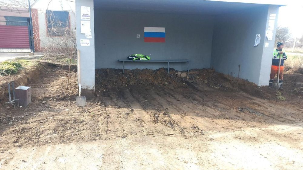 Василий Овчаров: Подмосковные дорожники обустраивают автобусную остановку в Новоазовске Василий Овчаров: Подмосковные дорожники обустраивают автобусную остановку в Новоазовске