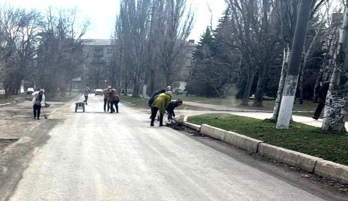 Ждановцы вышли на уборку города Ждановцы вышли на уборку города