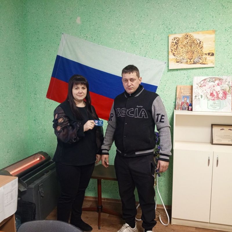 Сегодня, 21 марта, заместитель председателя Дебальцевского городского совета Анастасия Костина вручила именные партийные билеты, нагрудные значки Всероссийской политической партии «Единая Россия" Сегодня, 21 марта, заместитель председателя Дебальцевского городского совета Анастасия Костина вручила именные партийные билеты, нагрудные значки Всероссийской политической партии «Единая Россия"