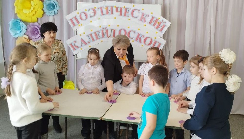 Всемирный день поэзии. День поэзии в России впервые отметили в 2000 году: празднование организовали Константин Кедров, Юрий Любимов и Андрей Вознесенский в Московском Театре на Таганке Всемирный день поэзии. День поэзии в России впервые отметили в 2000 году: празднование организовали Константин Кедров, Юрий Любимов и Андрей Вознесенский в Московском Театре на Таганке