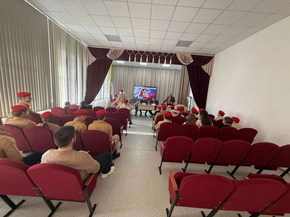 Состоялся слёт Мангушского местного отделения юнармии ДНР, на базе ГБОУ «Ялтинская школа № 2», на котором присутствовали начальник штаба Местного отделения Редченко Олег Алексеевич, заведующий сектором молодежной политики... Состоялся слёт Мангушского местного отделения юнармии ДНР, на базе ГБОУ «Ялтинская школа № 2», на котором присутствовали начальник штаба Местного отделения Редченко Олег Алексеевич, заведующий сектором молодежной политики...