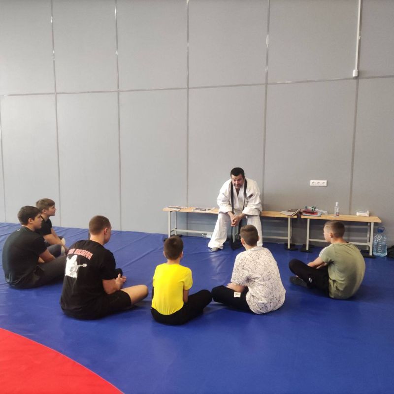 Для воспитанников Волновахской спортивной школы тренерами-преподавателями были проведены беседы по формированию у спортсменов неприятия идеологии терроризма Для воспитанников Волновахской спортивной школы тренерами-преподавателями были проведены беседы по формированию у спортсменов неприятия идеологии терроризма