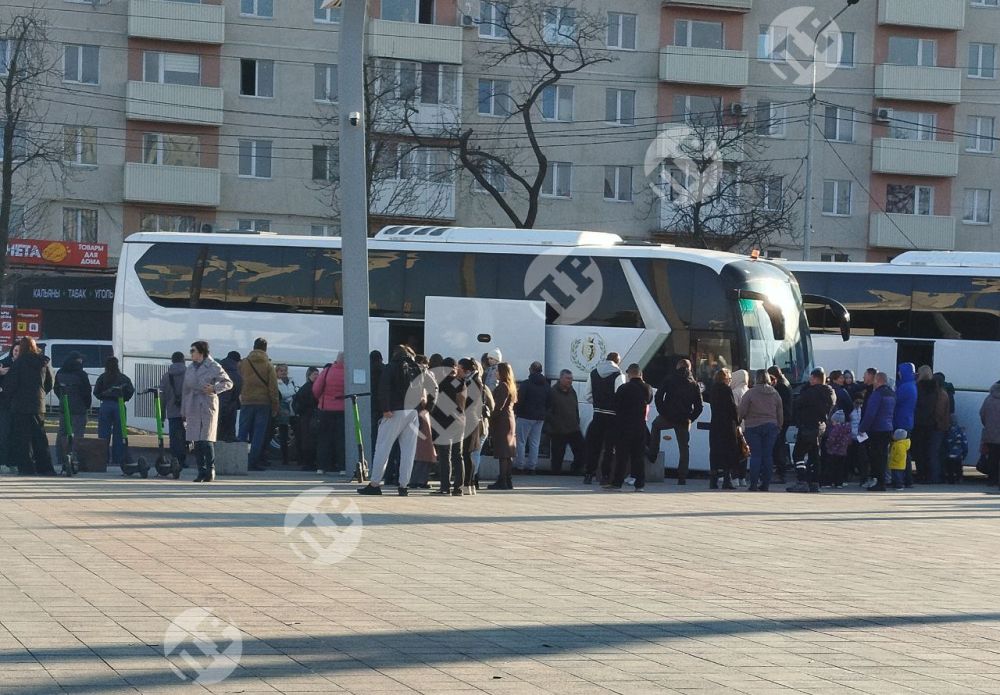 Вперёд - к незабываемым каникулам! Сегодня с площади Ленина отправились три автобуса со школьниками: по-хорошему завидуем, ведь их ждёт море новых впечатлений благодаря шефам-регионам Вперёд - к незабываемым каникулам! Сегодня с площади Ленина отправились три автобуса со школьниками: по-хорошему завидуем, ведь их ждёт море новых впечатлений благодаря шефам-регионам