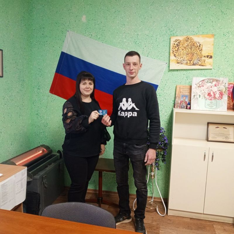 Сегодня, 21 марта, заместитель председателя Дебальцевского городского совета Анастасия Костина вручила именные партийные билеты, нагрудные значки Всероссийской политической партии «Единая Россия" Сегодня, 21 марта, заместитель председателя Дебальцевского городского совета Анастасия Костина вручила именные партийные билеты, нагрудные значки Всероссийской политической партии «Единая Россия"