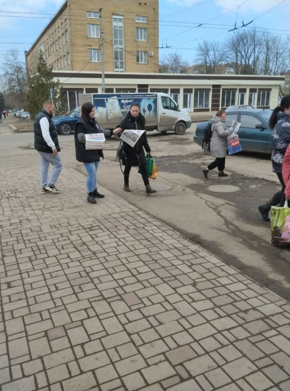 Сегодня, 21 марта по инициативе Общественного Движения «Донецкая Республика» в Червоногвардейском районе города Макеевки проходит раздача официального печатного издания Общественного Движения «Донецкая Республика» Сегодня, 21 марта по инициативе Общественного Движения «Донецкая Республика» в Червоногвардейском районе города Макеевки проходит раздача официального печатного издания Общественного Движения «Донецкая Республика»