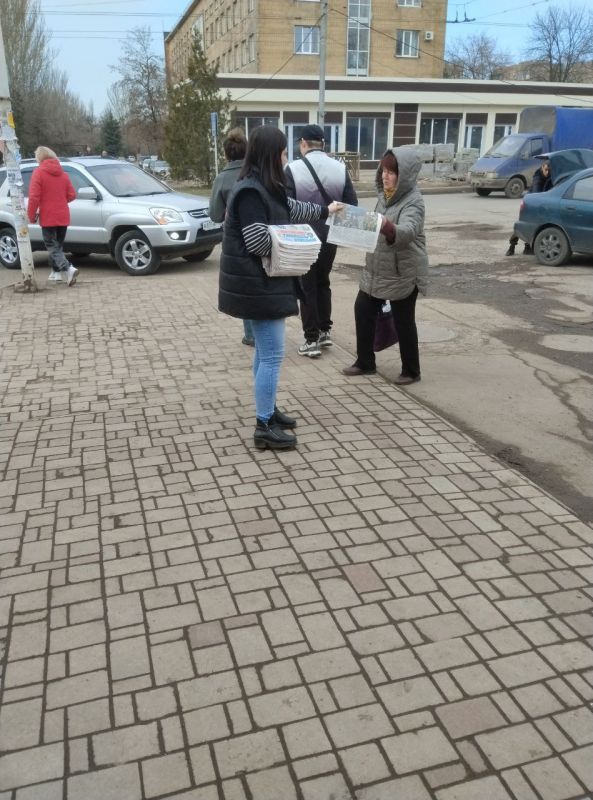 Сегодня, 21 марта по инициативе Общественного Движения «Донецкая Республика» в Червоногвардейском районе города Макеевки проходит раздача официального печатного издания Общественного Движения «Донецкая Республика» Сегодня, 21 марта по инициативе Общественного Движения «Донецкая Республика» в Червоногвардейском районе города Макеевки проходит раздача официального печатного издания Общественного Движения «Донецкая Республика»