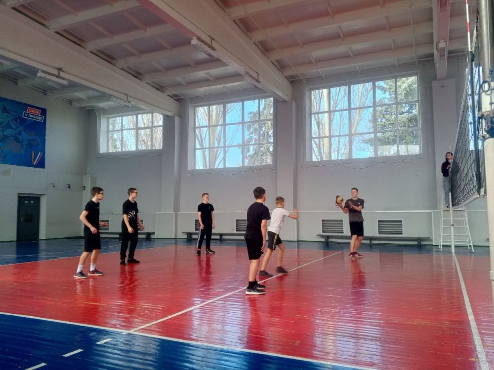 В Снежном состоялся II этап Спартакиады по волейболу среди юношей и девушек В Снежном состоялся II этап Спартакиады по волейболу среди юношей и девушек