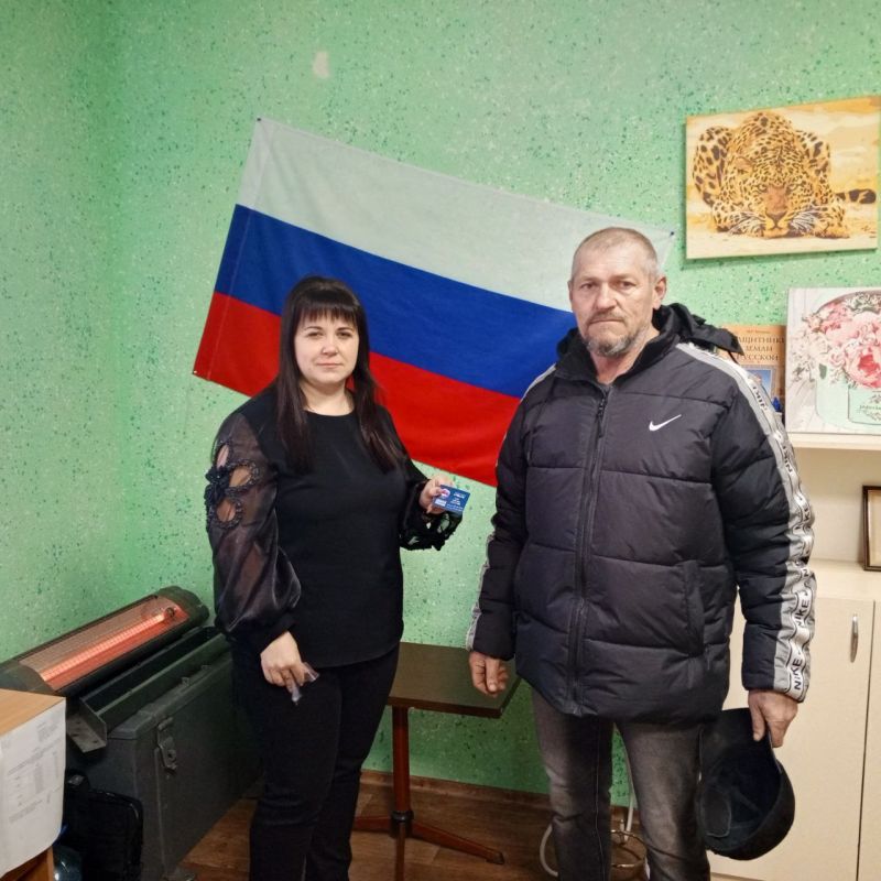 Сегодня, 21 марта, заместитель председателя Дебальцевского городского совета Анастасия Костина вручила именные партийные билеты, нагрудные значки Всероссийской политической партии «Единая Россия" Сегодня, 21 марта, заместитель председателя Дебальцевского городского совета Анастасия Костина вручила именные партийные билеты, нагрудные значки Всероссийской политической партии «Единая Россия"