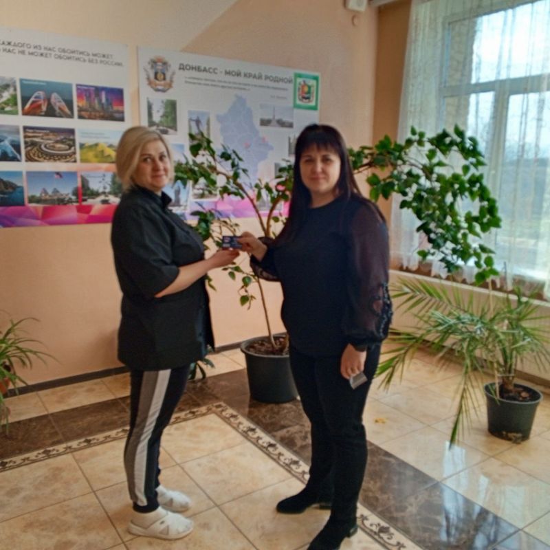 Сегодня, 21 марта, заместитель председателя Дебальцевского городского совета Анастасия Костина вручила именные партийные билеты, нагрудные значки Всероссийской политической партии «Единая Россия" Сегодня, 21 марта, заместитель председателя Дебальцевского городского совета Анастасия Костина вручила именные партийные билеты, нагрудные значки Всероссийской политической партии «Единая Россия"