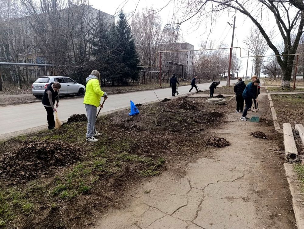 Ждановцы вышли на уборку города Ждановцы вышли на уборку города