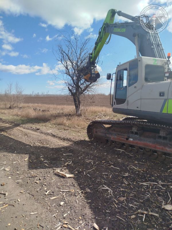 Под контролем ГКУ ДНР "Служба автомобильных дорог Донбасса" продолжаются мероприятия по весеннему содержанию сети автомобильных дорог общего пользования Под контролем ГКУ ДНР "Служба автомобильных дорог Донбасса" продолжаются мероприятия по весеннему содержанию сети автомобильных дорог общего пользования