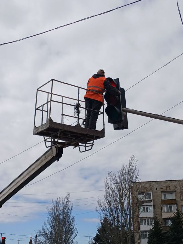 Коммунальщики Снежного благоустраивают территории общего пользования Коммунальщики Снежного благоустраивают территории общего пользования