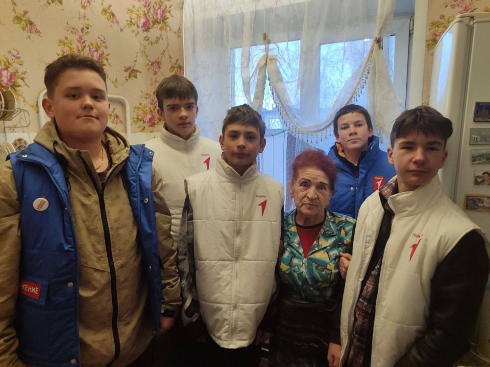 Дарить добро ежедневно. К этому стремятся активисты Движения Первых Иловайска. Ребята являются активными участниками социальных мероприятий и одно из них – забота о людях пожилого возраста Дарить добро ежедневно. К этому стремятся активисты Движения Первых Иловайска. Ребята являются активными участниками социальных мероприятий и одно из них – забота о людях пожилого возраста