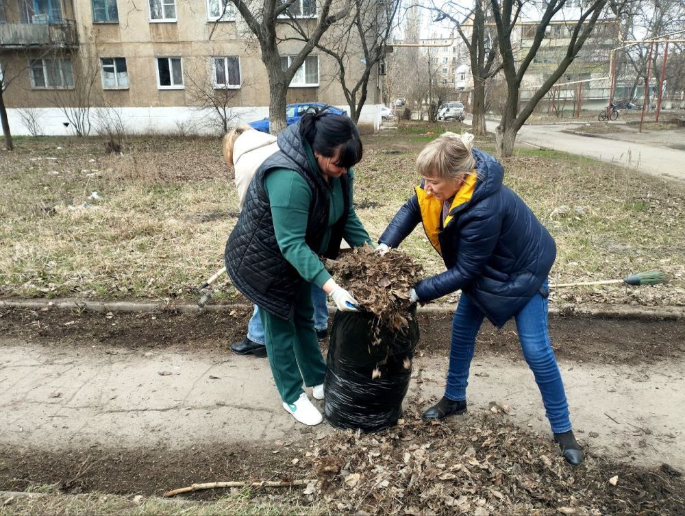 Ждановцы вышли на уборку города Ждановцы вышли на уборку города